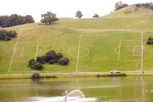 campo da calcio in collina