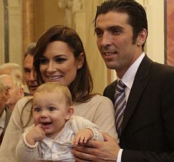 Gianluigi Buffon e Alena Seredova con il primo figlio Louis Thomas Buffon