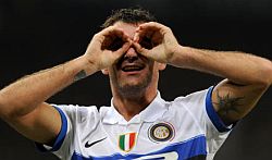 Dejan Stankovic, gol da centrocampo in Genoa-Inter 0-5
