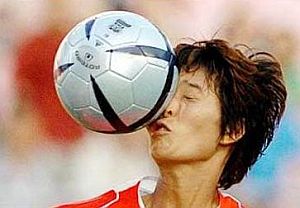 foto divertente pallonata in faccia