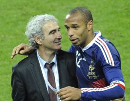 Thierry Henry festeggia con Raymond Domenech