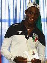 Mario Balotelli mostra la carta d'identità