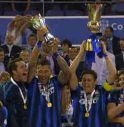 Materazzi e Zanetti alzano Coppa Italia 2011 e Coppa 150 anni Unità d'Italia