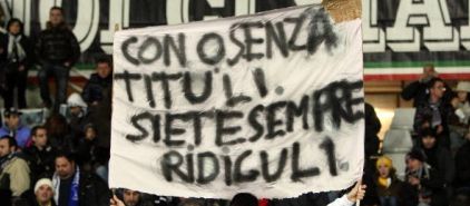 Striscione Juventus Con o senza tituli siete sempre ridiculi