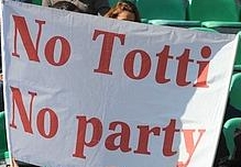 Striscione Roma No Totti No Party