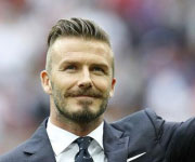 Beckham look capelli indietro baffi