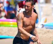 Francesco Totti al mare spiaggia Sabaudia