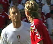 Totti che sputa a Poulsen Danimarca-Italia 0-0, Euro 2004