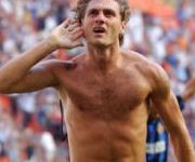 Vieri a torso nudo dopo un gol